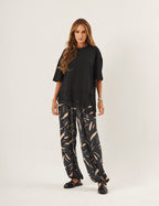 Conjunto Blusa Chiara Preta e Calça Cecilia Estampa Preta com Detalhes em Bege