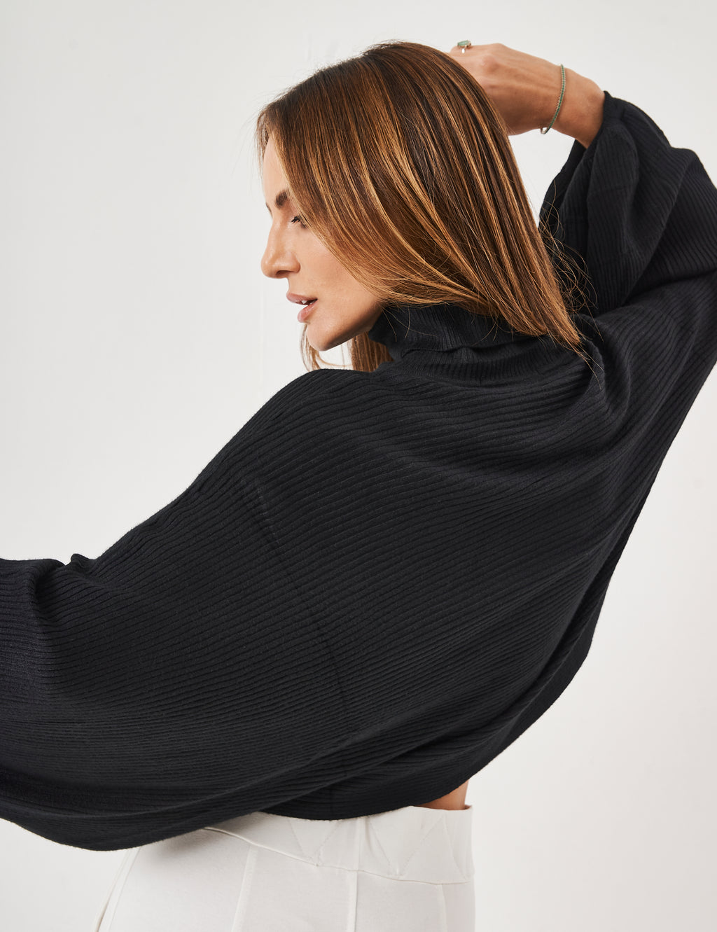Conjunto Poncho Preto e Saia Alessia Off White