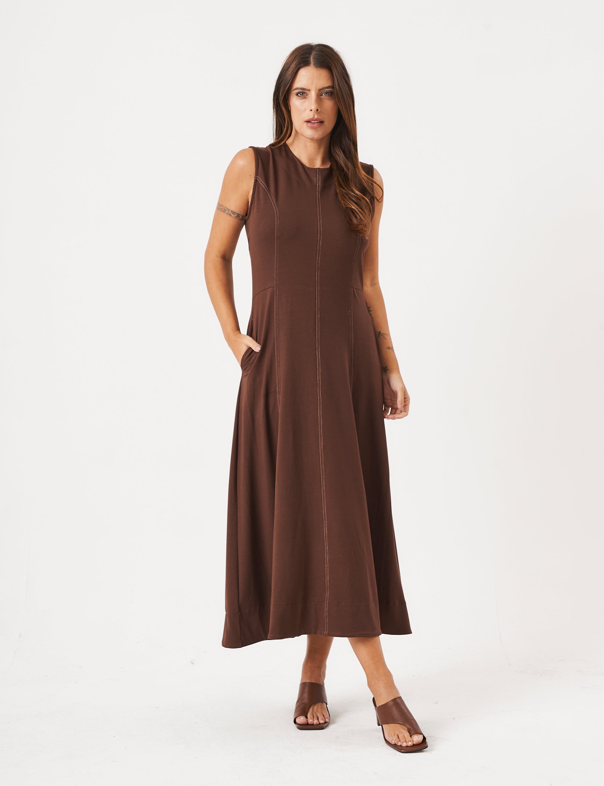 Vestido Pespontado Amelia Marrom