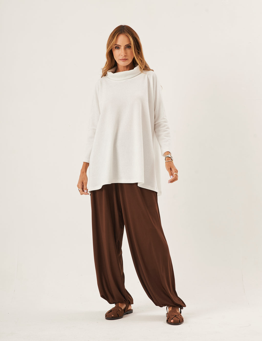 Conjunto Blusa Portillo Gola Alta Off White com Brilho e Calça Aladin Marrom