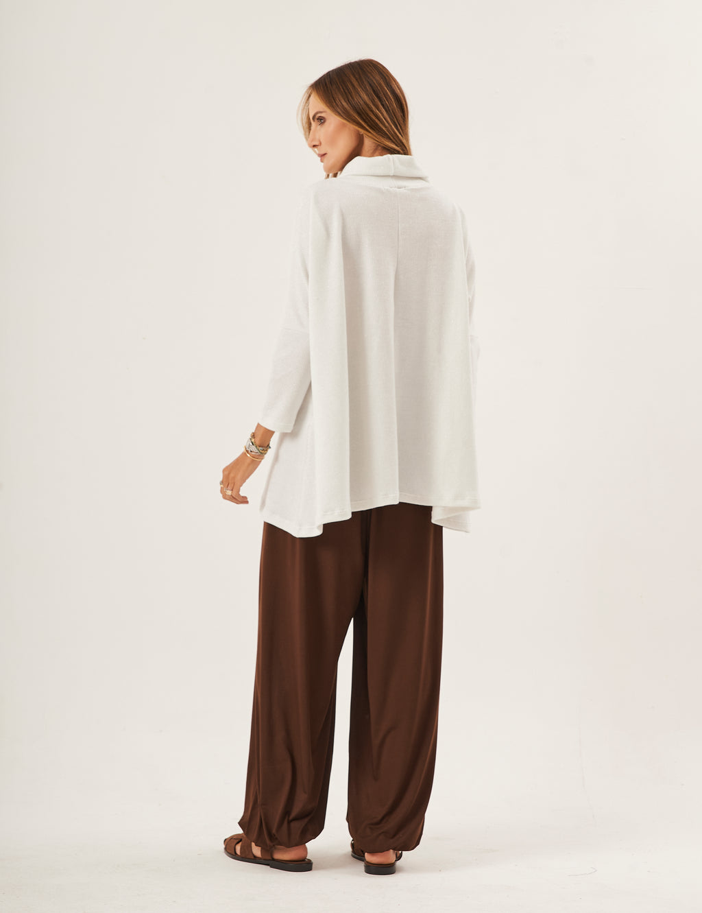 Conjunto Blusa Portillo Gola Alta Off White com Brilho e Calça Aladin Marrom