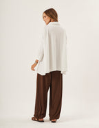 Conjunto Blusa Portillo Gola Alta Off White com Brilho e Calça Aladin Marrom