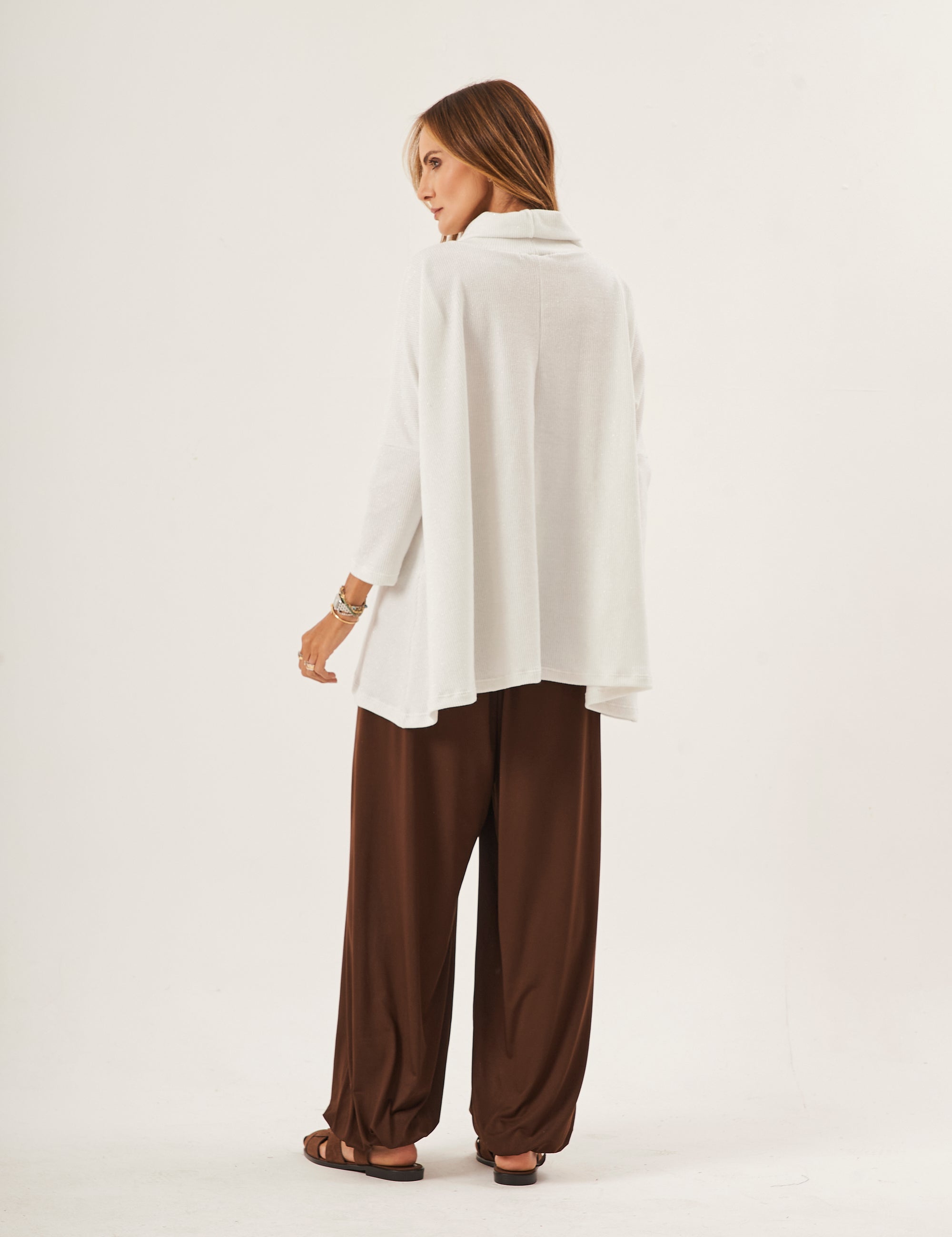 Conjunto Blusa Portillo Gola Alta Off White com Brilho e Calça Aladin Marrom