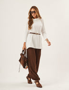 Conjunto Blusa Portillo Gola Alta Off White com Brilho e Calça Aladin Marrom