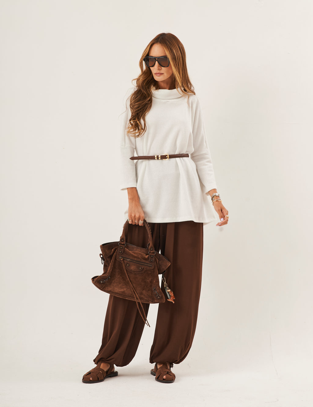 Conjunto Blusa Portillo Gola Alta Off White com Brilho e Calça Aladin Marrom