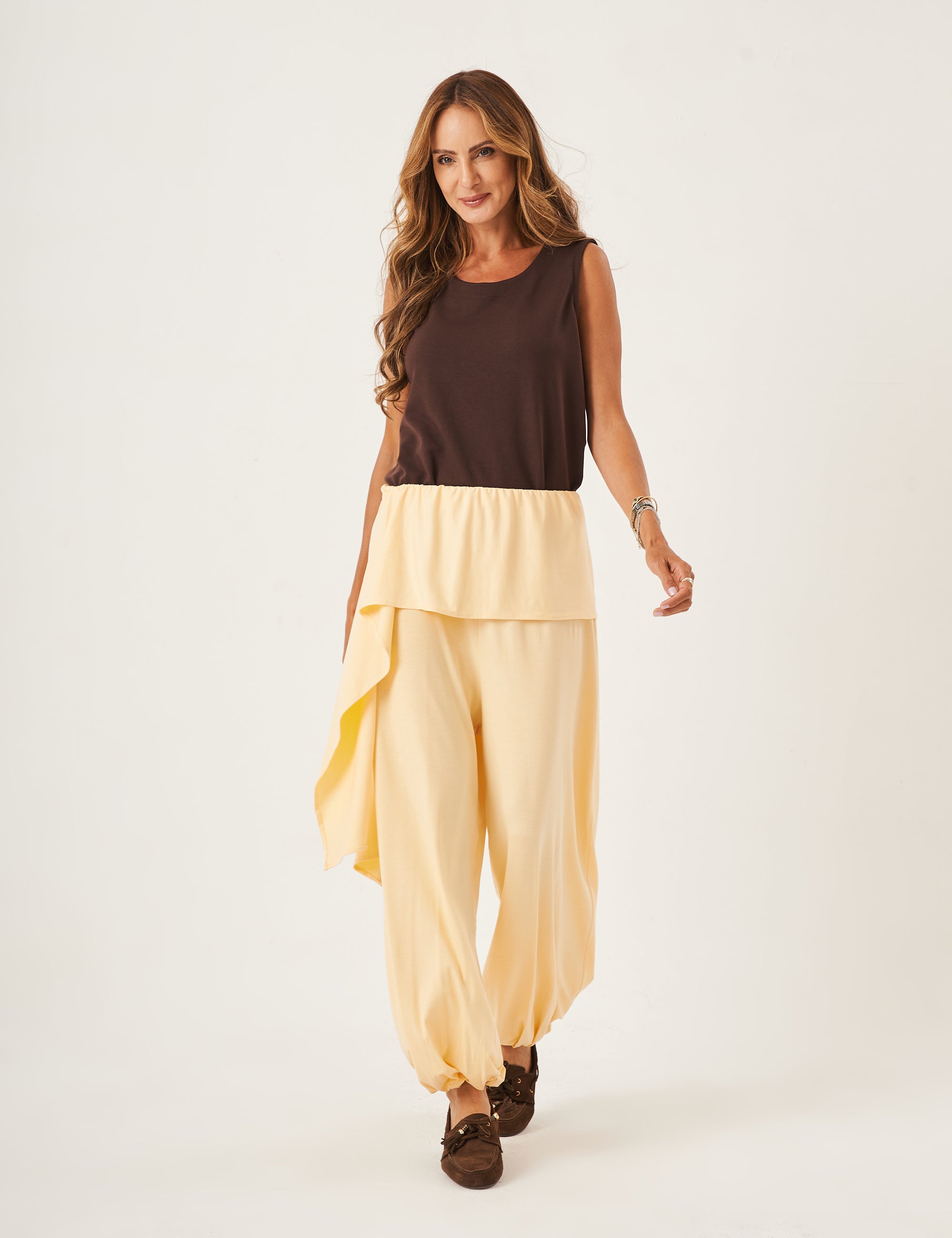 Conjunto Regata Ayla Marrom e Calça Serena Amarelo Manteiga