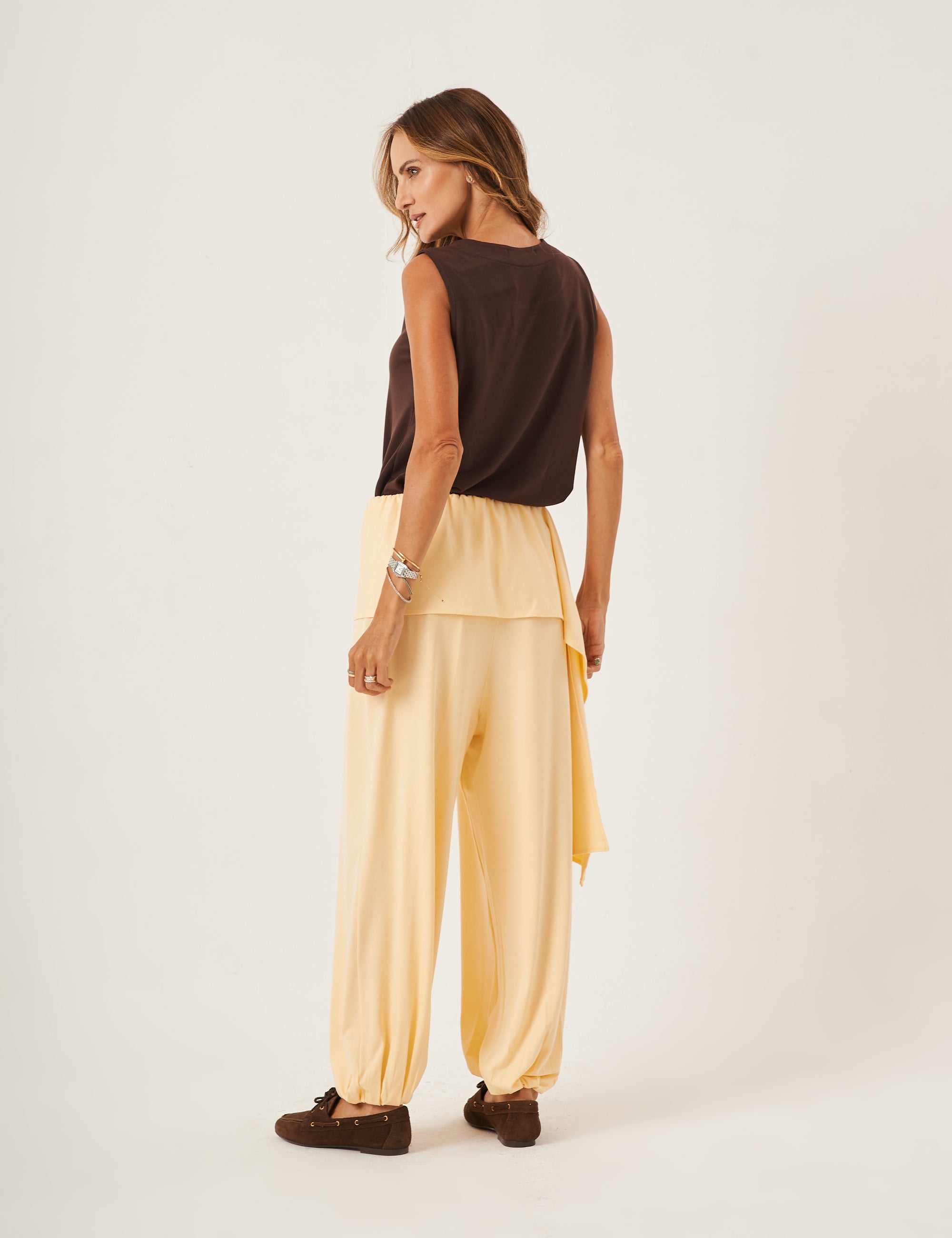 Conjunto Regata Ayla Marrom e Calça Serena Amarelo Manteiga