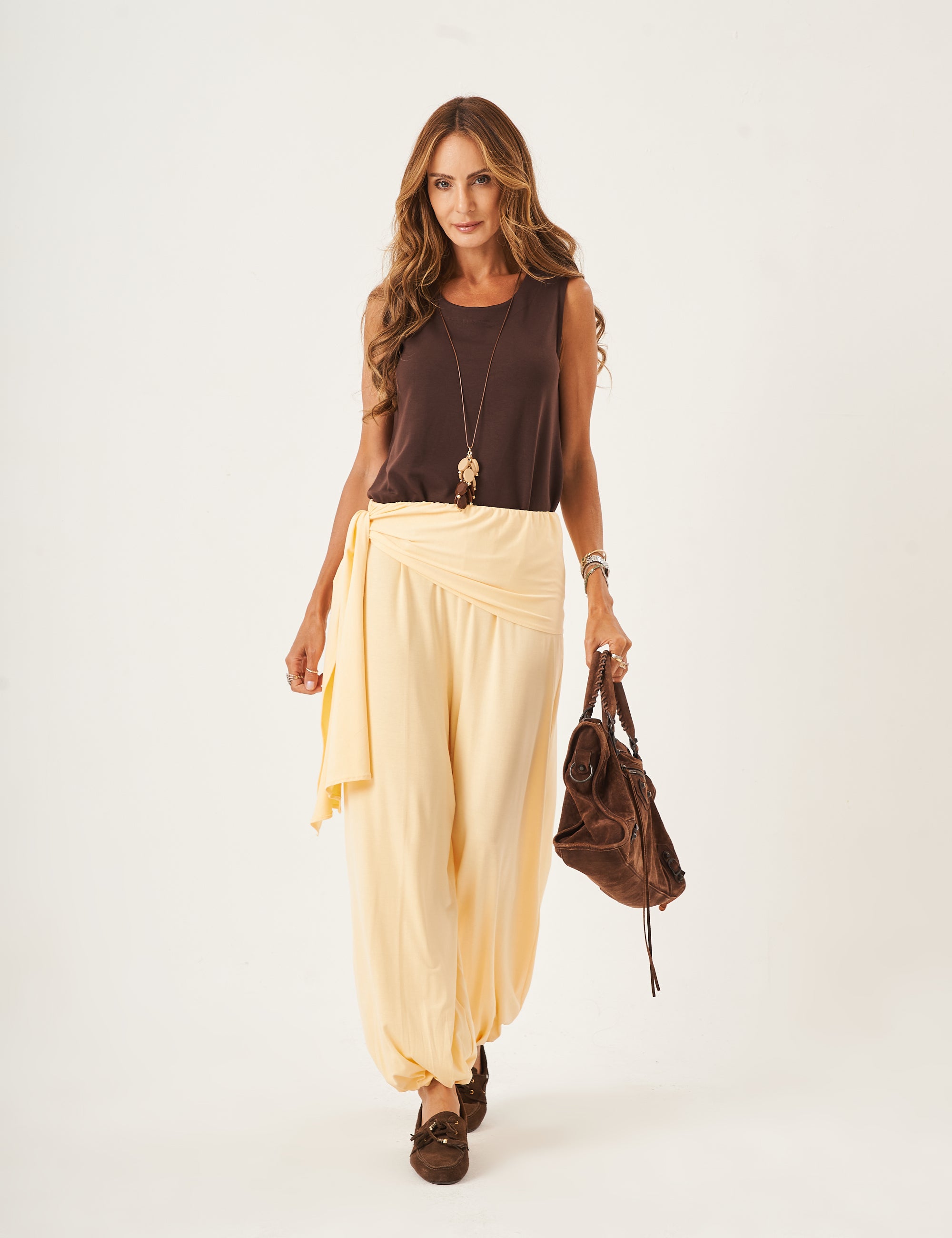 Conjunto Regata Ayla Marrom e Calça Serena Amarelo Manteiga