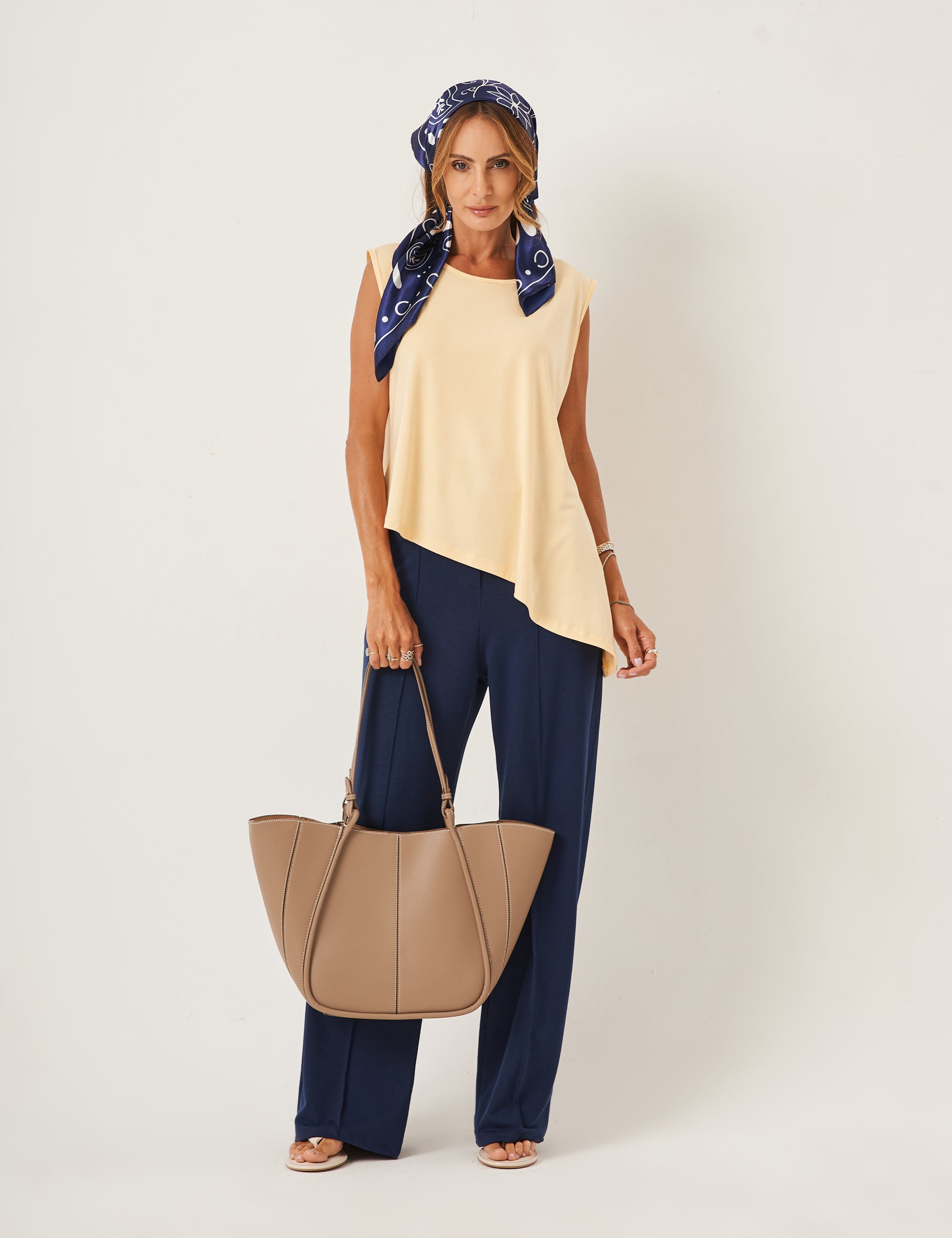 Conjunto Blusa Florence Amarelo Manteiga e Calça Blair Marinho