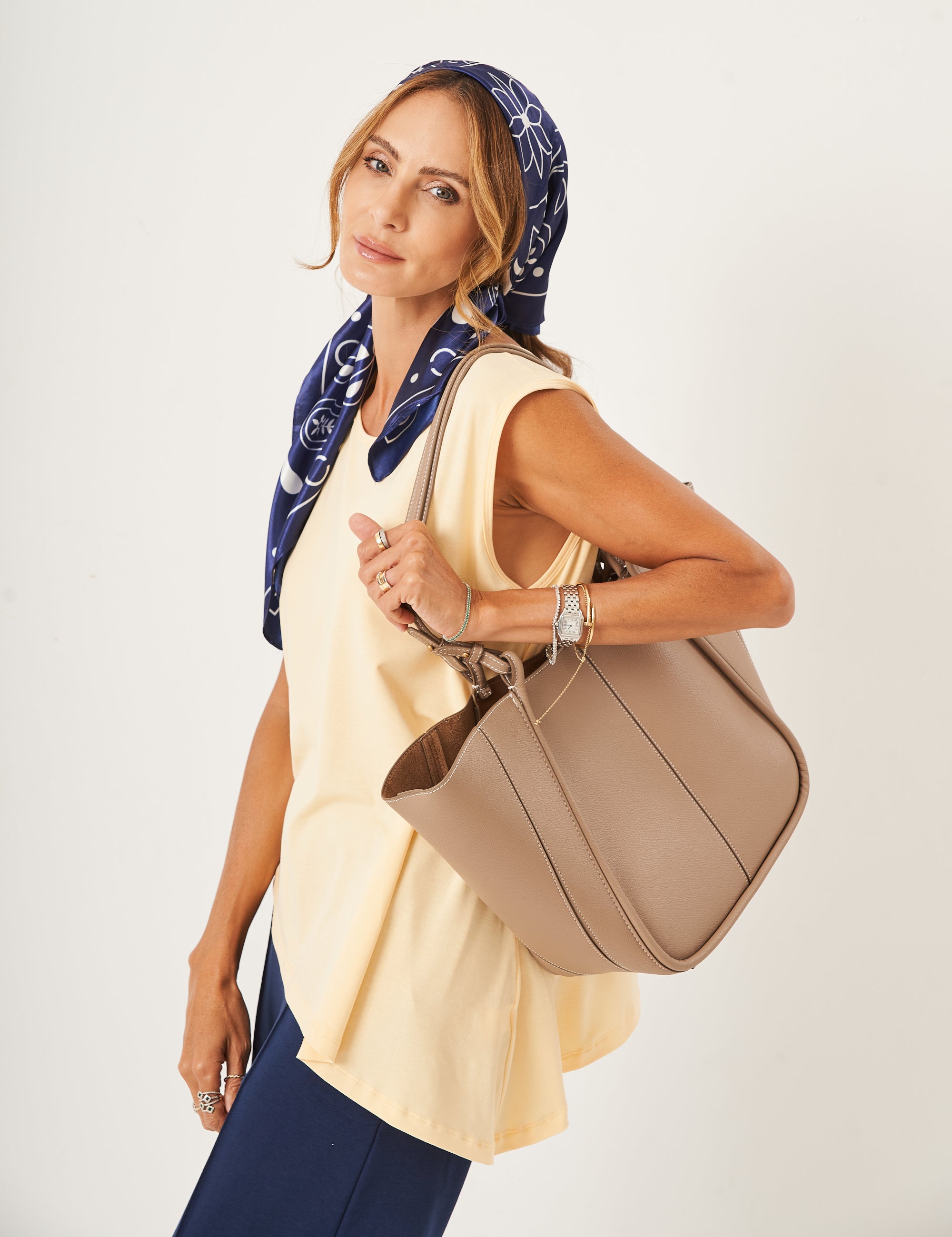 Conjunto Blusa Florence Amarelo Manteiga e Calça Blair Marinho