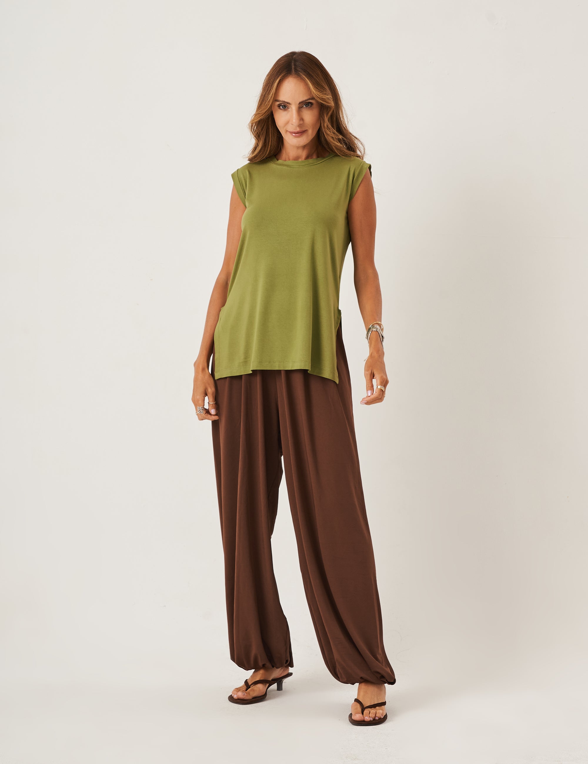 Conjunto Regata Fendas Verde Olivia e Calça Aladin Marrom
