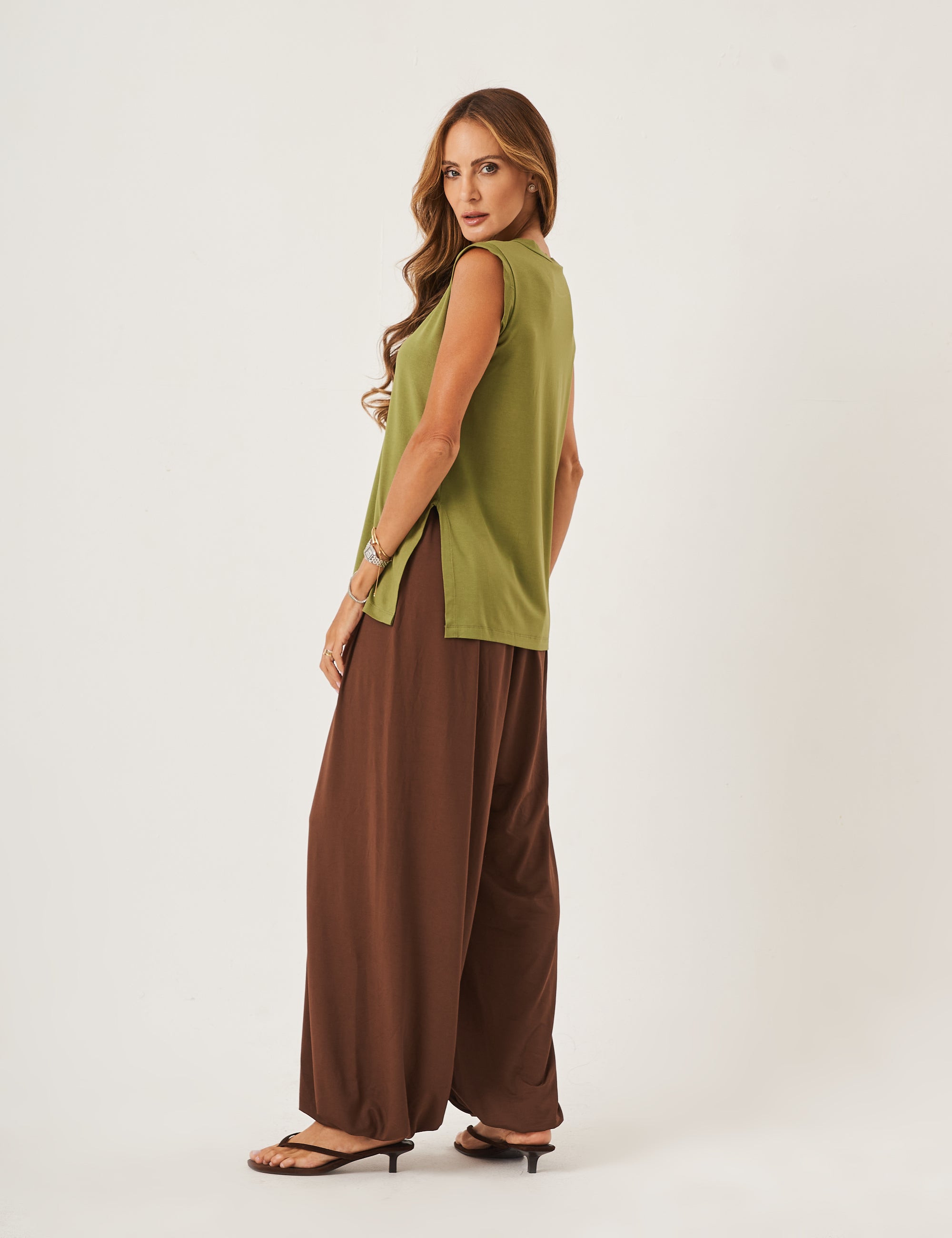 Conjunto Regata Fendas Verde Olivia e Calça Aladin Marrom