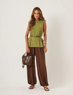 Conjunto Regata Fendas Verde Olivia e Calça Aladin Marrom