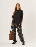 Conjunto Blusa Chiara Preta e Calça Cecilia Estampa Preta com Detalhes em Bege