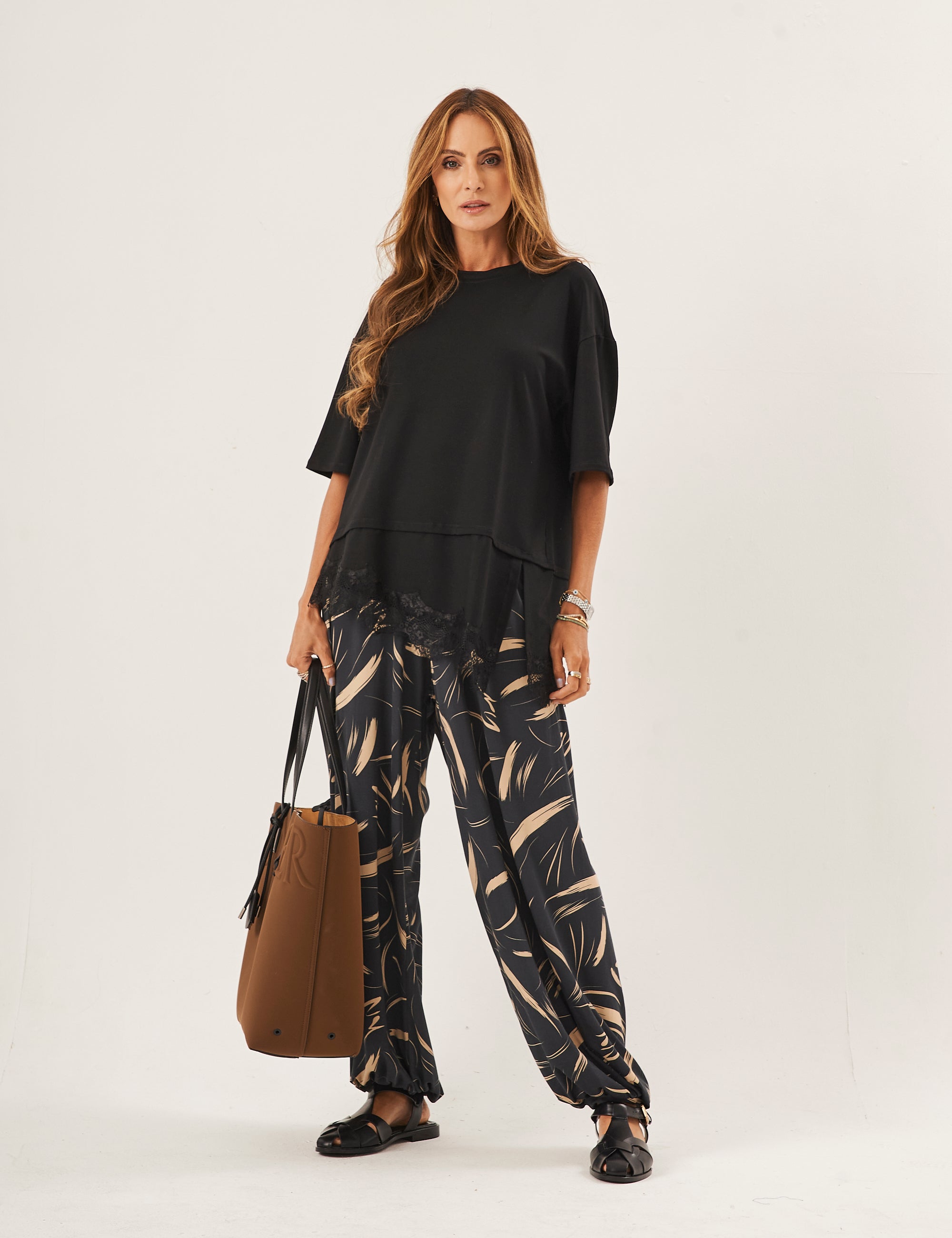 Conjunto Blusa Chiara Preta e Calça Aladin Estampa Preta com Detalhes em Bege