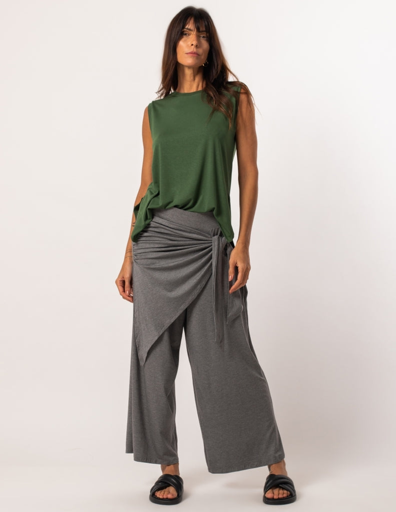 Conjunto Regata Fendas Verde com Calça Eva mescla
