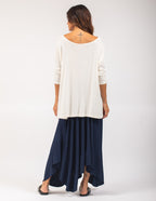Blusa Gola careca Off White e Saia Eloa azul marinho