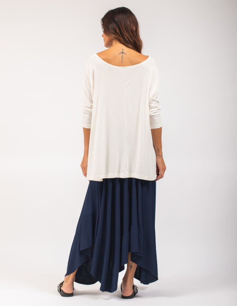Blusa Gola careca Off White e Saia Eloa azul marinho