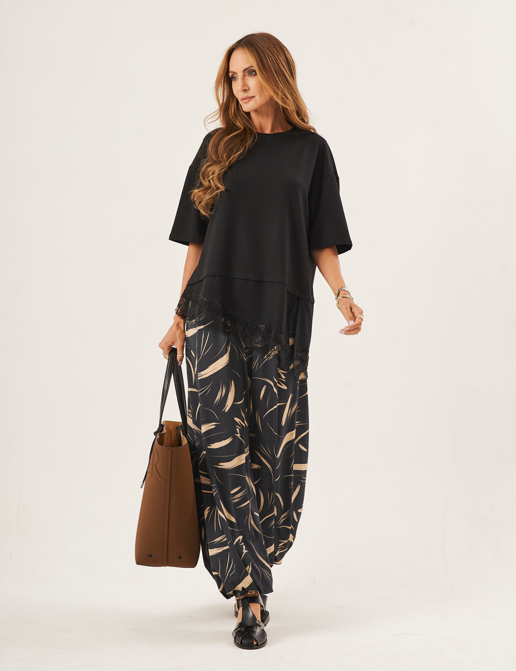 Conjunto Blusa Chiara Preta e Calça Aladin Estampa Preta com Detalhes em Bege