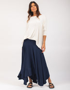 Blusa Gola careca Off White e Saia Eloa azul marinho
