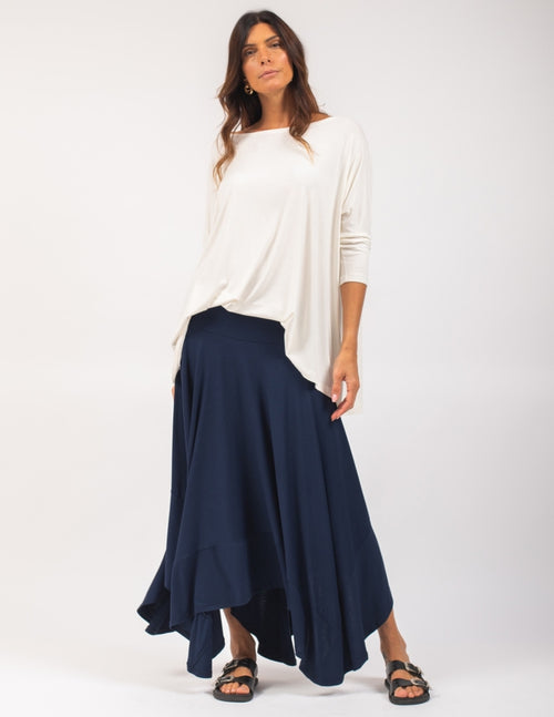 Blusa Gola careca Off White e Saia Eloa azul marinho