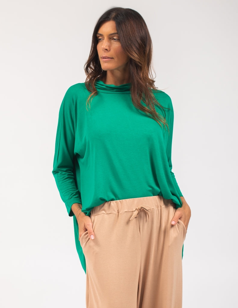 Conjunto Blusa gola boba verde bandeira com Calça Kimono Bege