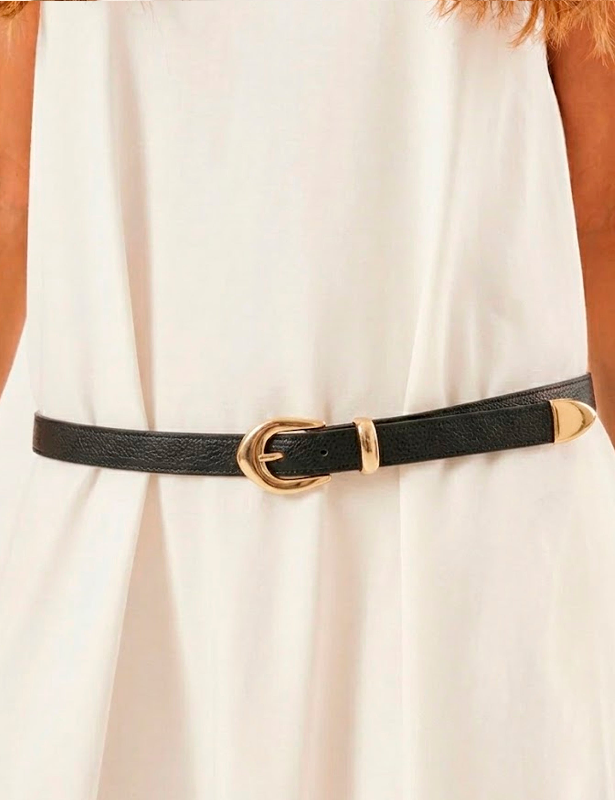 Cinto Preto Slim com Detalhes Dourados
