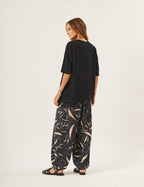 Conjunto Blusa Chiara Preta e Calça Cecilia Estampa Preta com Detalhes em Bege