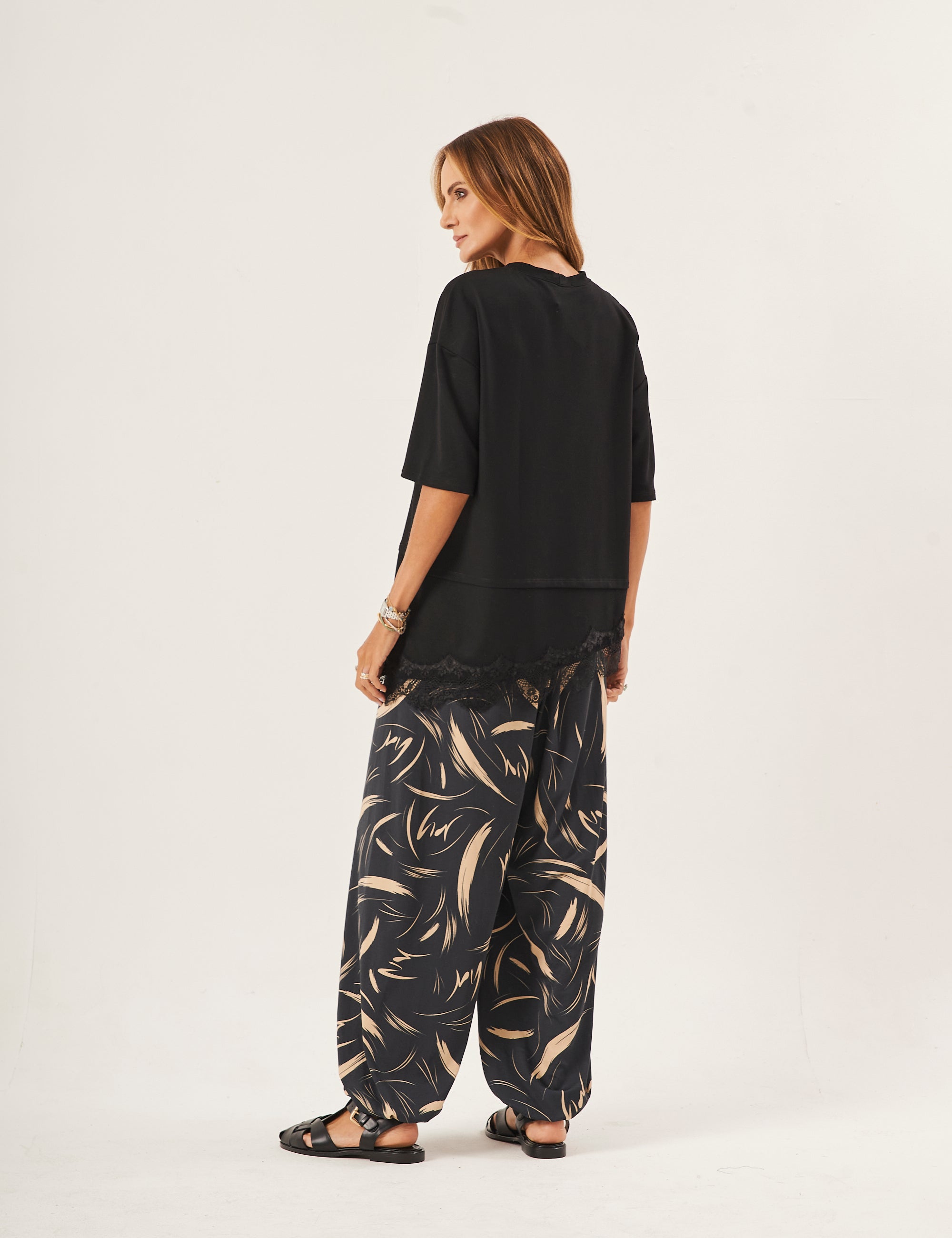 Conjunto Blusa Chiara Preta e Calça Aladin Estampa Preta com Detalhes em Bege