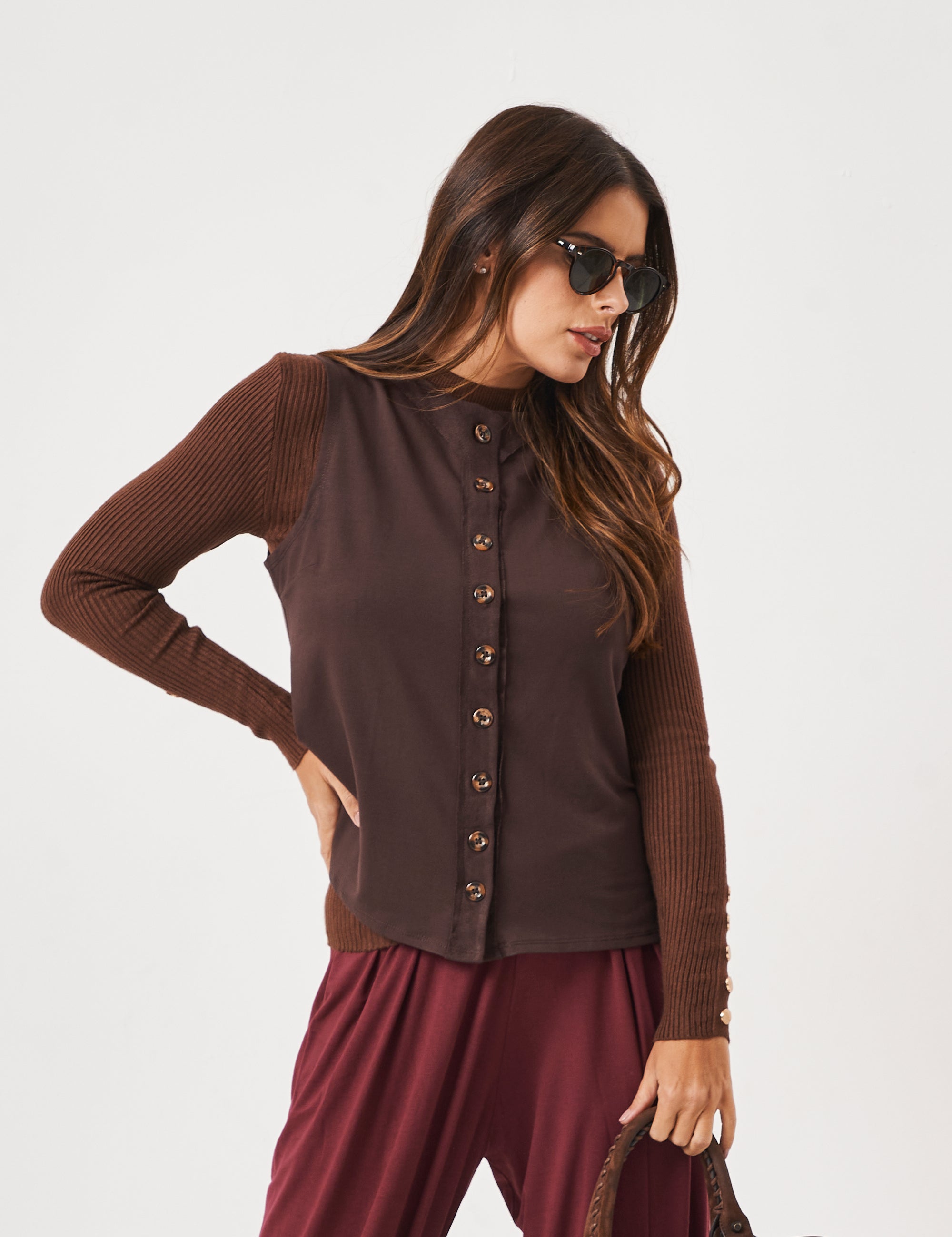 Trijunto Colete Melanie Marrom, Calça Aladin Malbec e Tricot MarromCom Botões Dourados