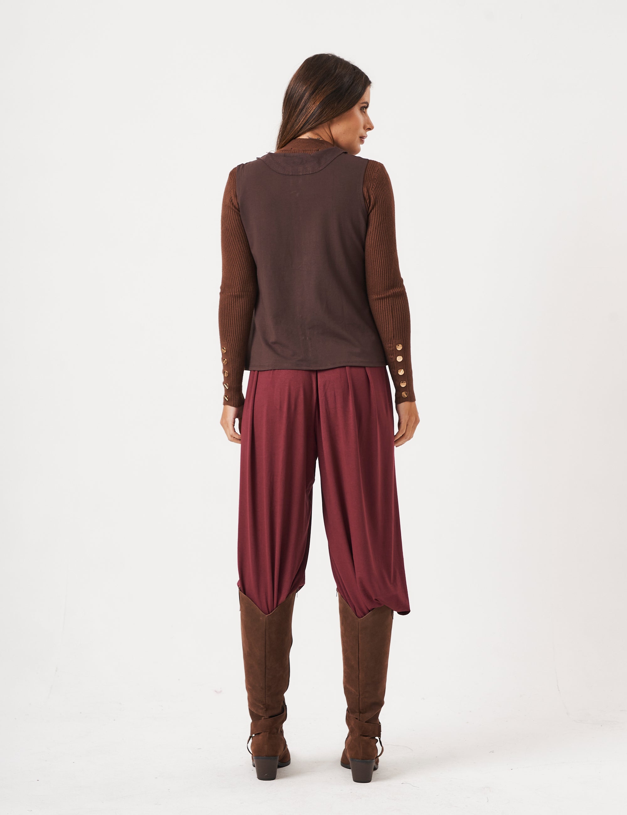 Trijunto Colete Melanie Marrom, Calça Aladin Malbec e Tricot MarromCom Botões Dourados