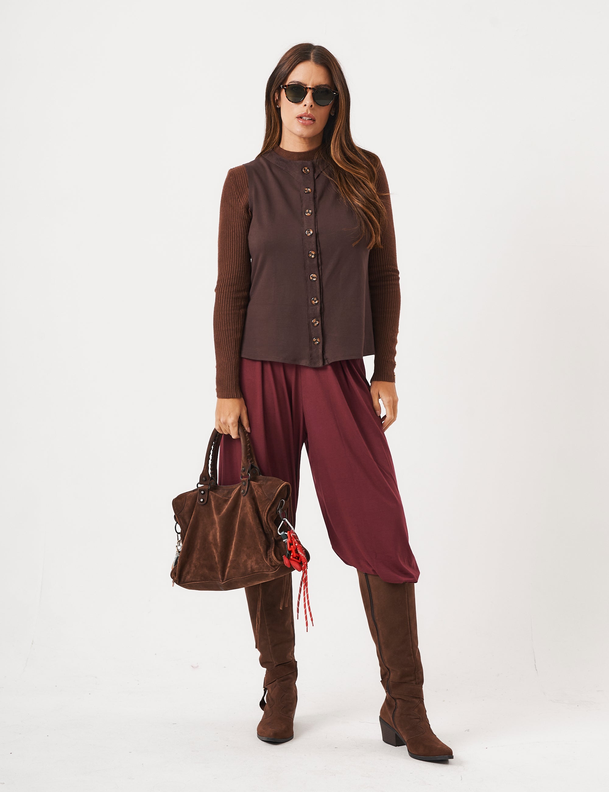 Trijunto Colete Melanie Marrom, Calça Aladin Malbec e Tricot MarromCom Botões Dourados