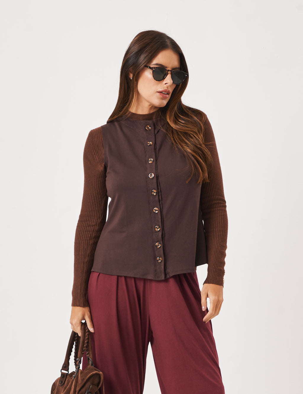 Trijunto Colete Melanie Marrom, Calça Aladin Malbec e Tricot MarromCom Botões Dourados
