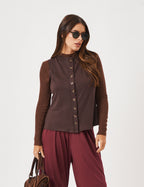 Trijunto Colete Melanie Marrom, Calça Aladin Malbec e Tricot MarromCom Botões Dourados