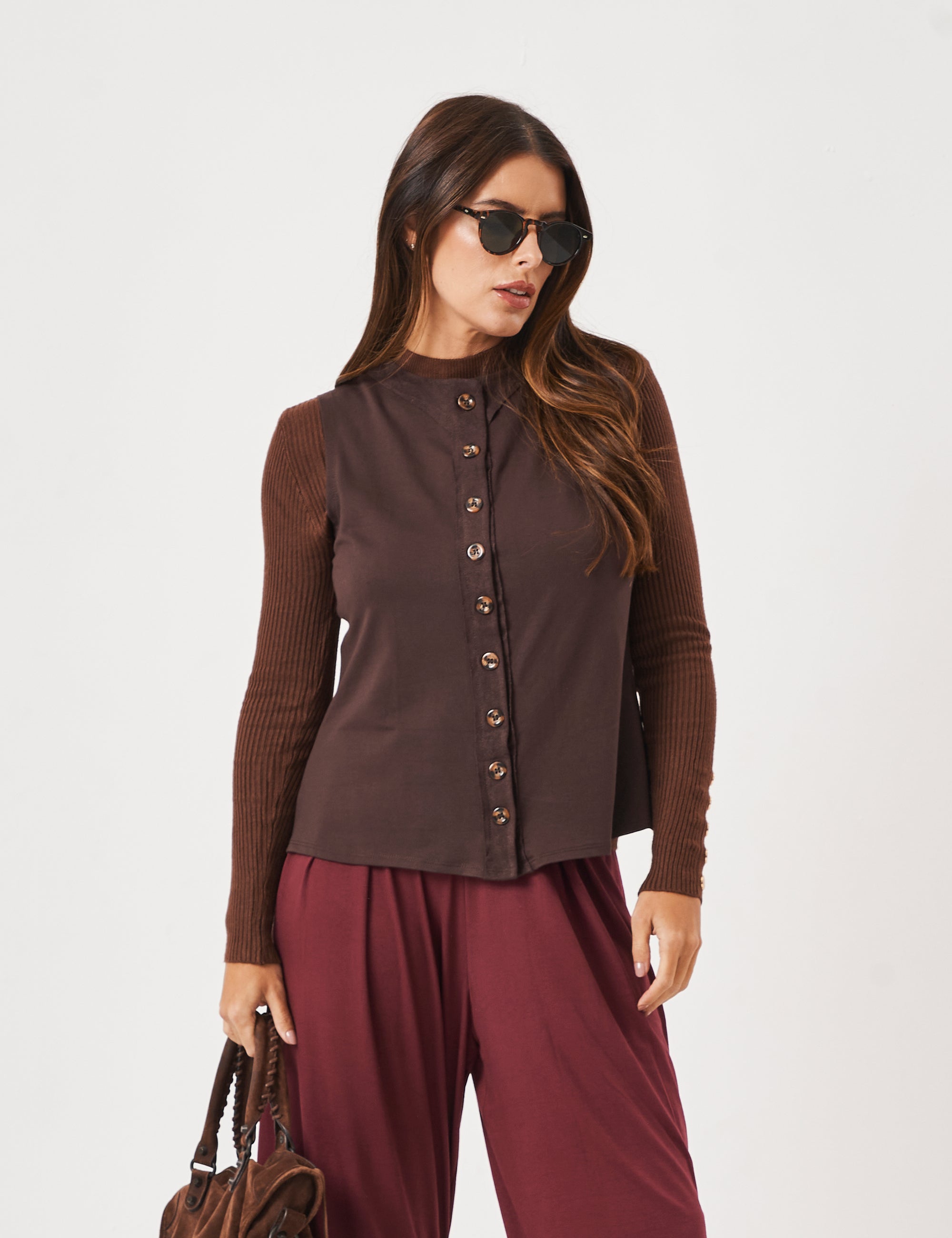 Trijunto Colete Melanie Marrom, Calça Aladin Malbec e Tricot MarromCom Botões Dourados
