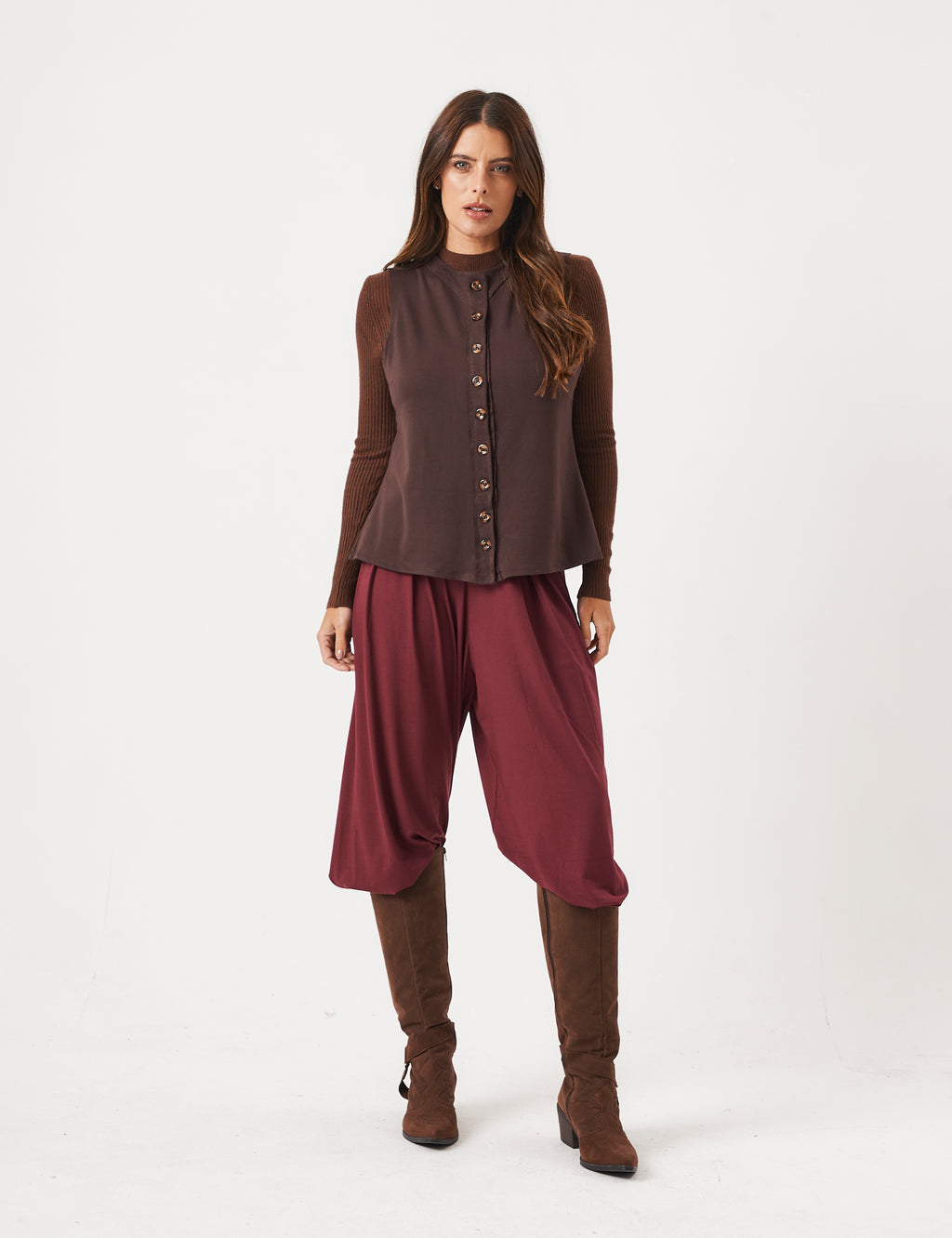 Trijunto Colete Melanie Marrom, Calça Aladin Malbec e Tricot MarromCom Botões Dourados