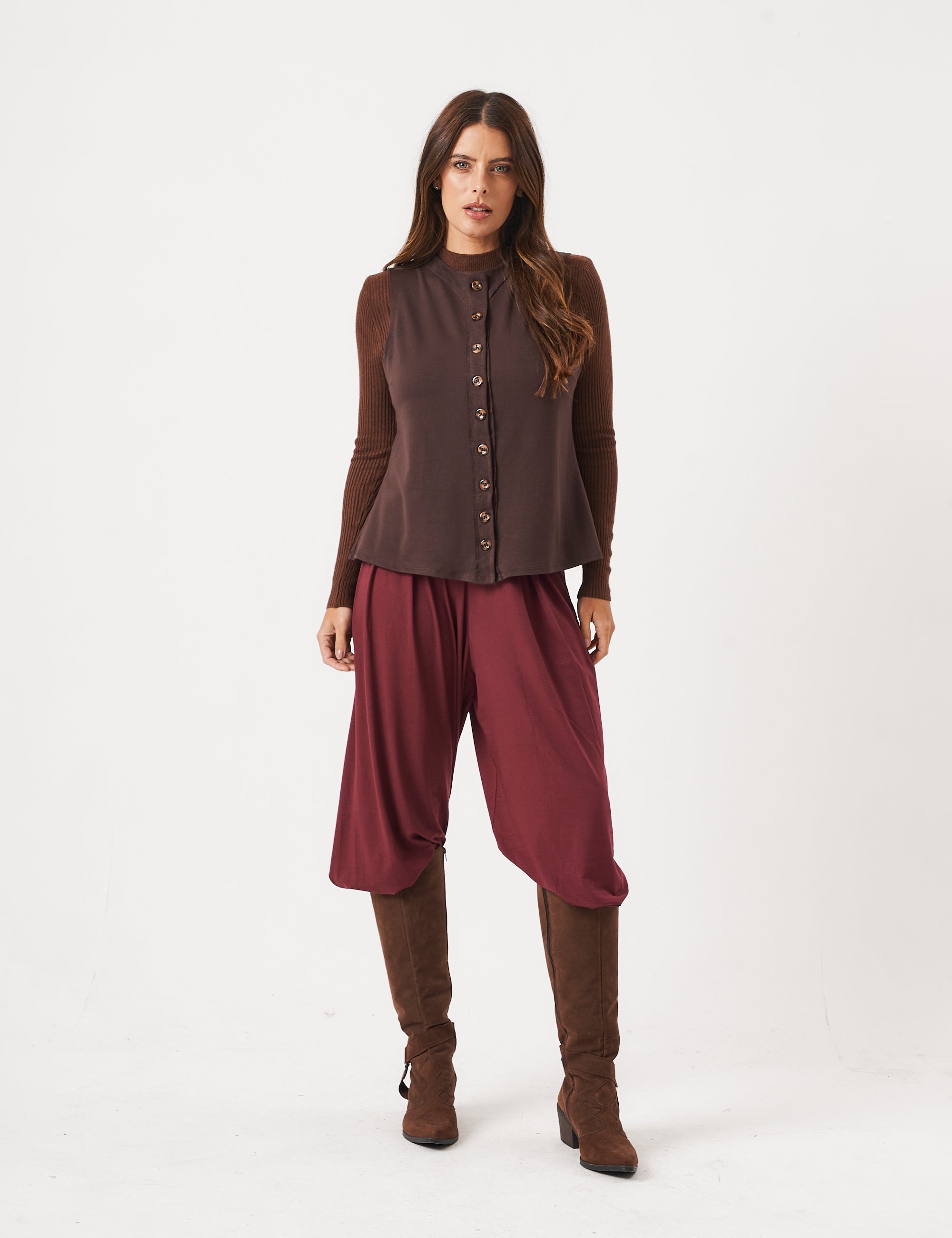 Trijunto Colete Melanie Marrom, Calça Aladin Malbec e Tricot MarromCom Botões Dourados