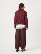 Trijunto Blusa Chiara Off White, Calça Aladin Marrom e Jaqueta Amalfi Malbec