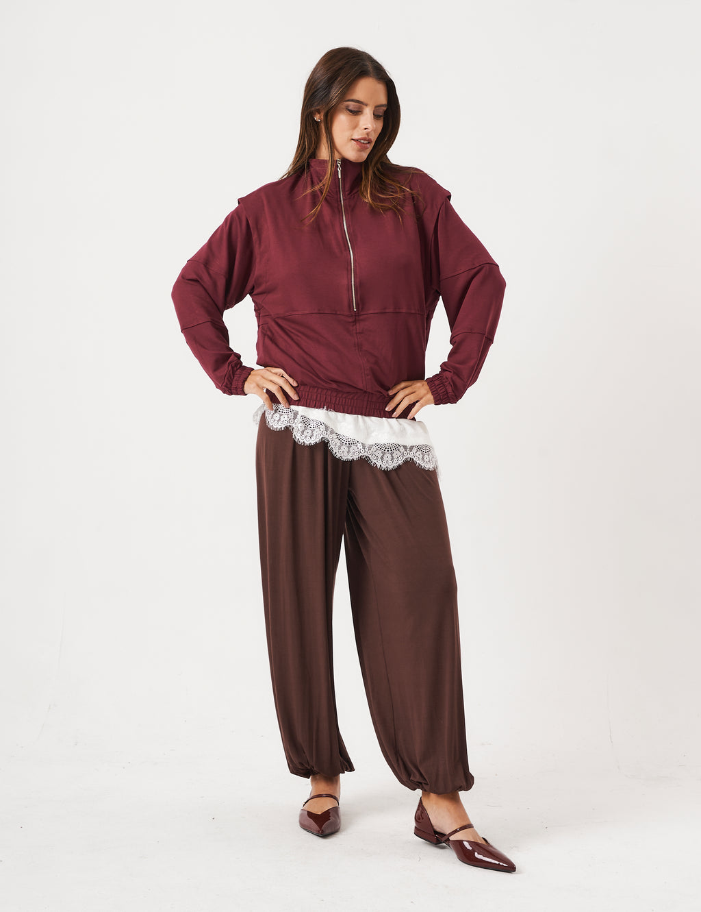 Trijunto Blusa Chiara Off White, Calça Aladin Marrom e Jaqueta Amalfi Malbec