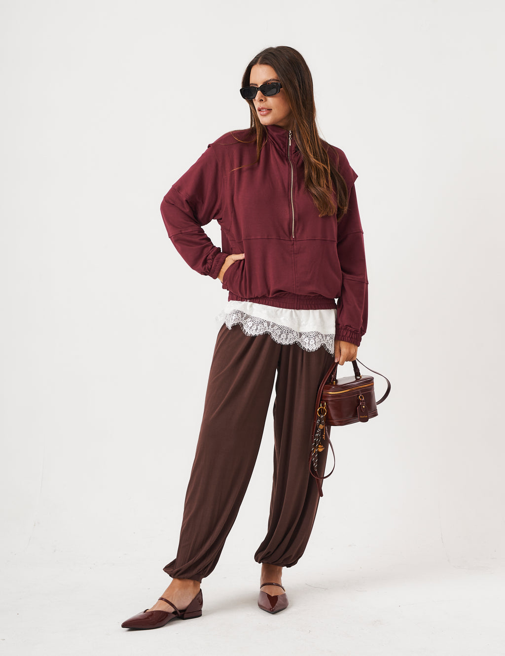 Trijunto Blusa Chiara Off White, Calça Aladin Marrom e Jaqueta Amalfi Malbec