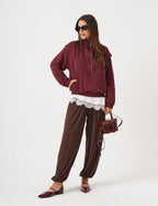 Trijunto Blusa Chiara Off White, Calça Aladin Marrom e Jaqueta Amalfi Malbec