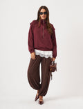 Trijunto Blusa Chiara Off White, Calça Aladin Marrom e Jaqueta Amalfi Malbec