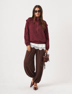 Trijunto Blusa Chiara Off White, Calça Aladin Marrom e Jaqueta Amalfi Malbec