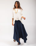 Blusa Gola careca Off White e Saia Eloa azul marinho