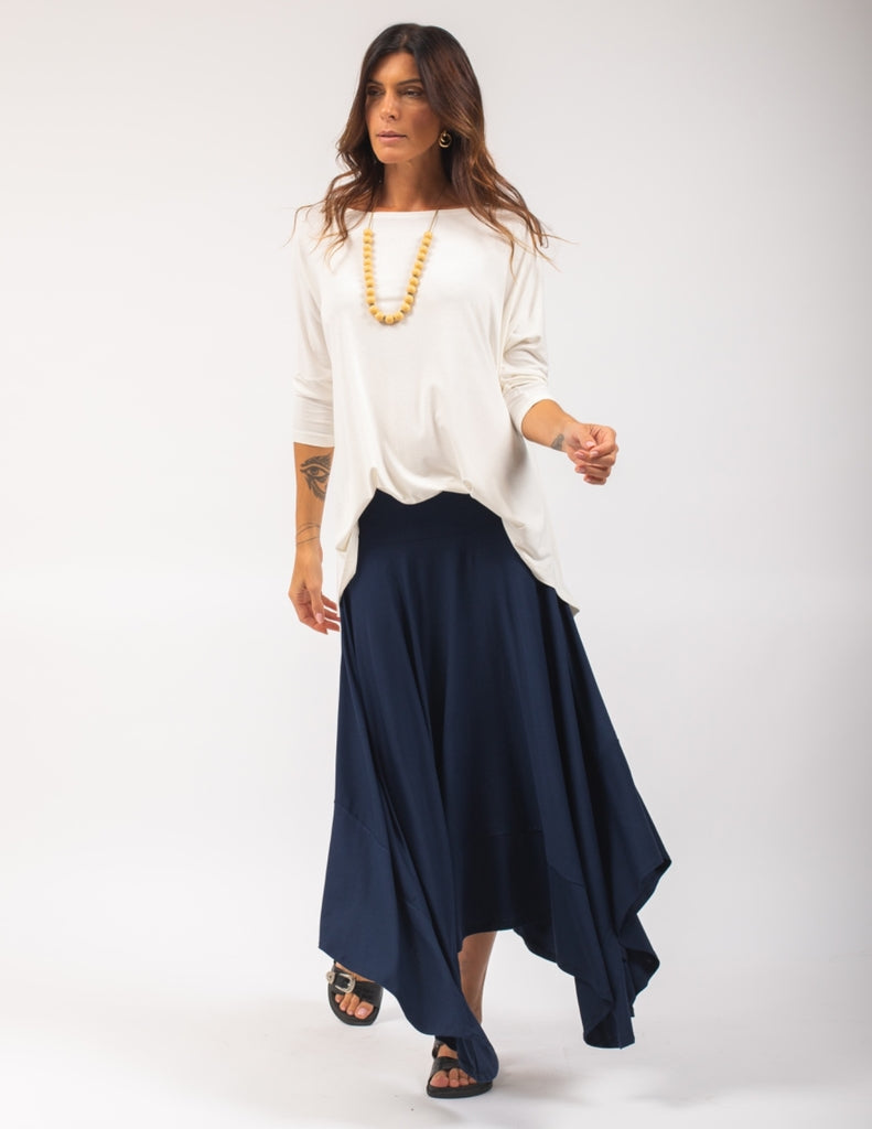 Blusa Gola careca Off White e Saia Eloa azul marinho
