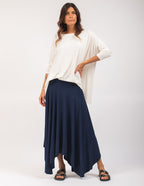 Blusa Gola careca Off White e Saia Eloa azul marinho