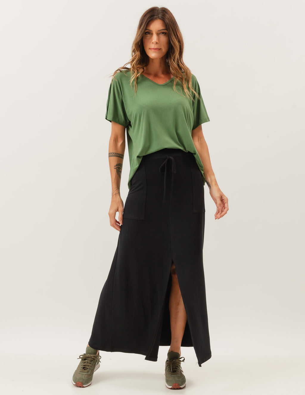 Conjunto Blusa Maria Verde Militar e Saia Midi Valença Preta