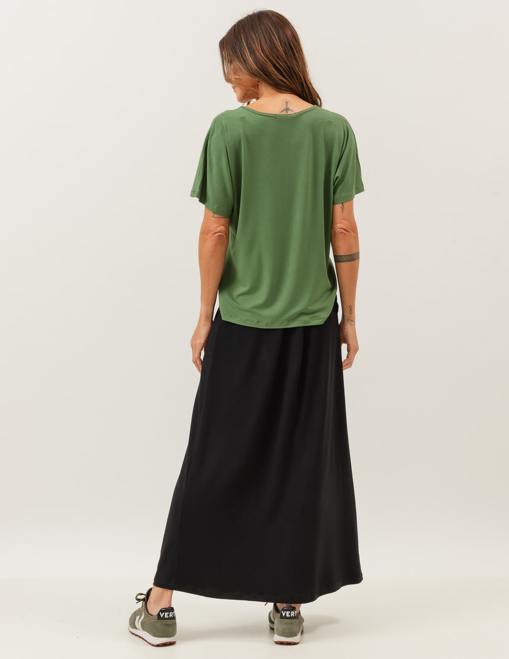 Conjunto Blusa Maria Verde Militar e Saia Midi Valença Preta