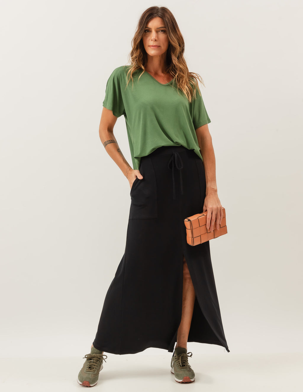 Conjunto Blusa Maria Verde Militar e Saia Midi Valença Preta