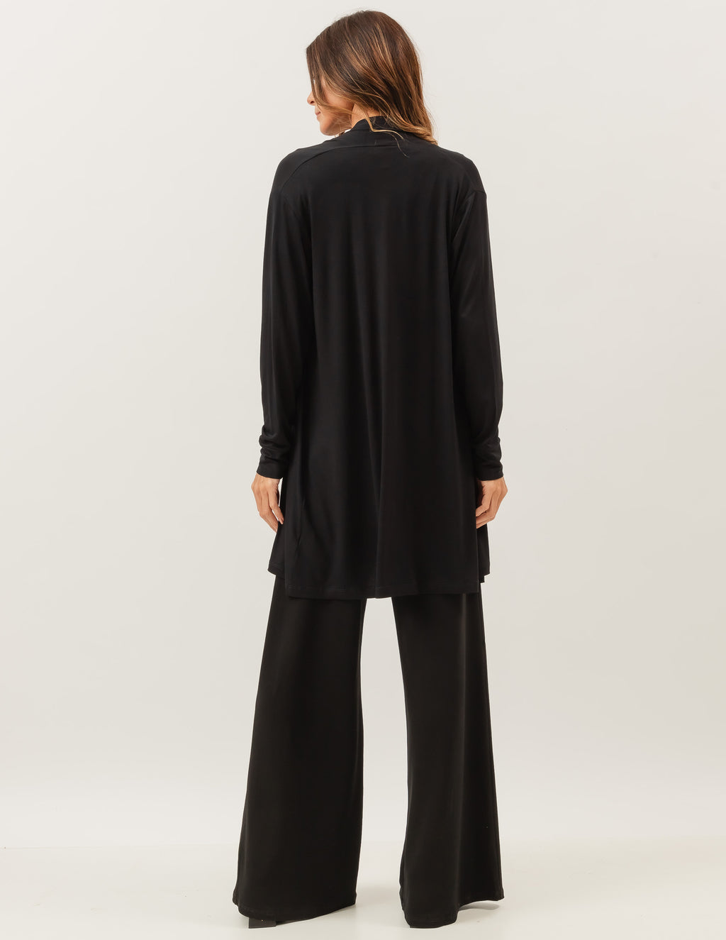 Trijunto Cardigan Longo Preto com Regata fendas preta e Calça Panamá Preta